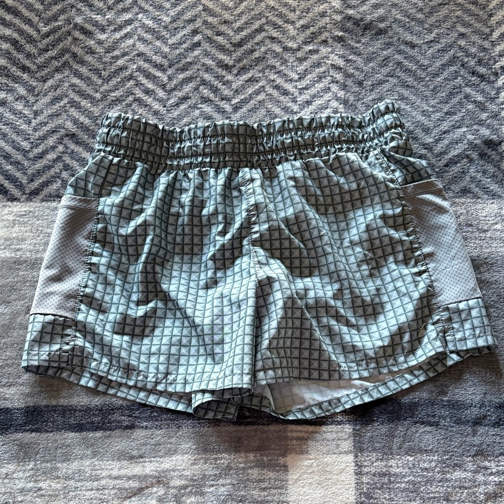 🦋Xersion Kids Grid Patterned Gray Shorts